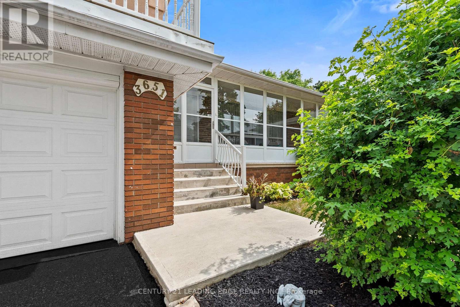 3651 Broomhill Crescent, Mississauga, Ontario  L4Y 3N5 - Photo 4 - W12370480