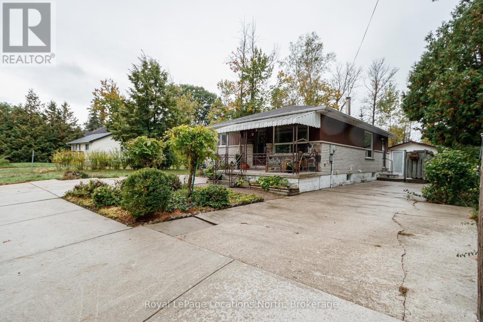 32 57th Street S, Wasaga Beach, Ontario  L9Z 1W5 - Photo 3 - S12452968