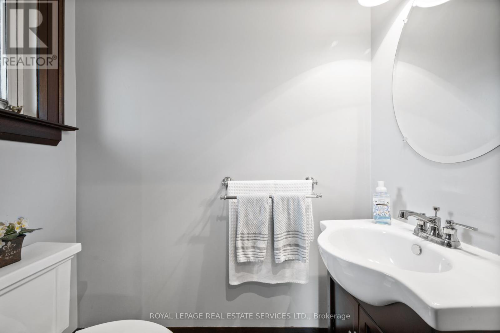 64 Grenview Boulevard N, Toronto, Ontario  M8X 2K4 - Photo 15 - W12452830