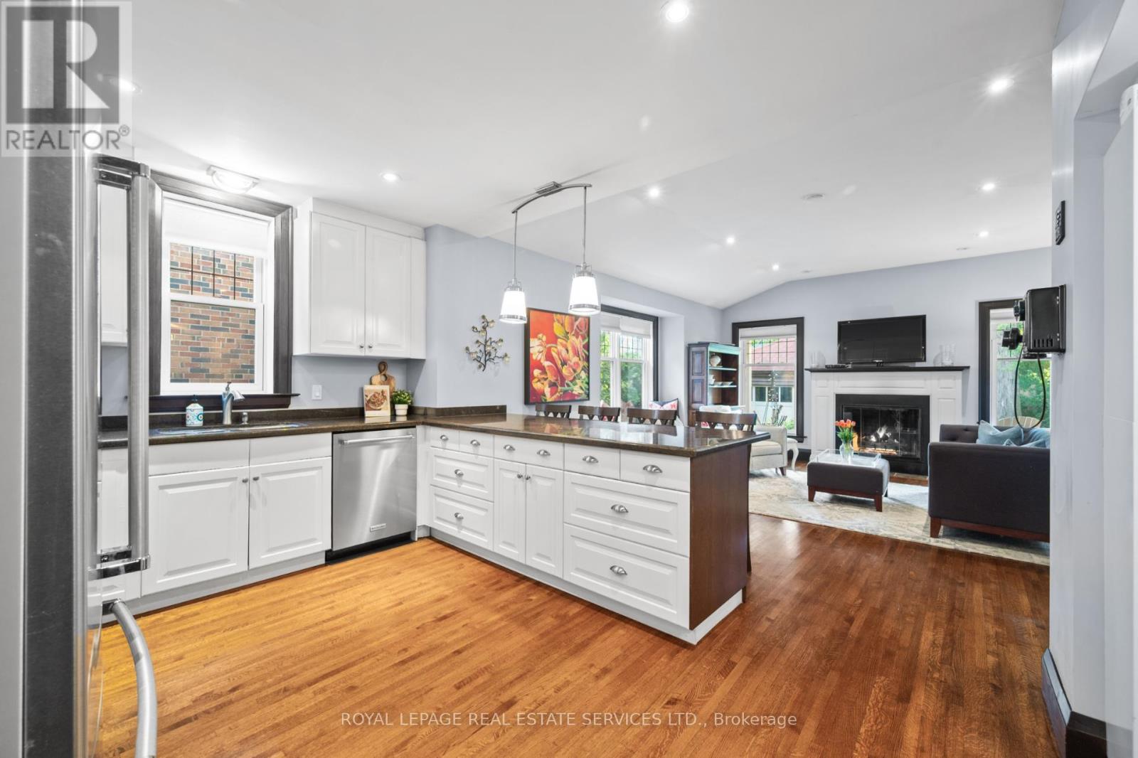64 Grenview Boulevard N, Toronto, Ontario  M8X 2K4 - Photo 8 - W12452830