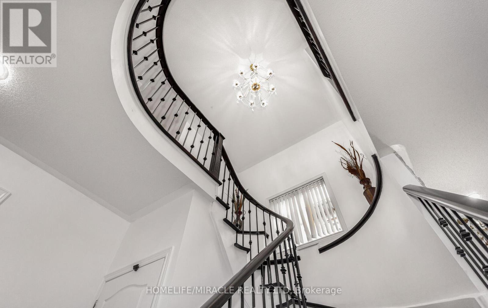 20 Atira Avenue, Brampton, Ontario  L7A 3T3 - Photo 18 - W12452866