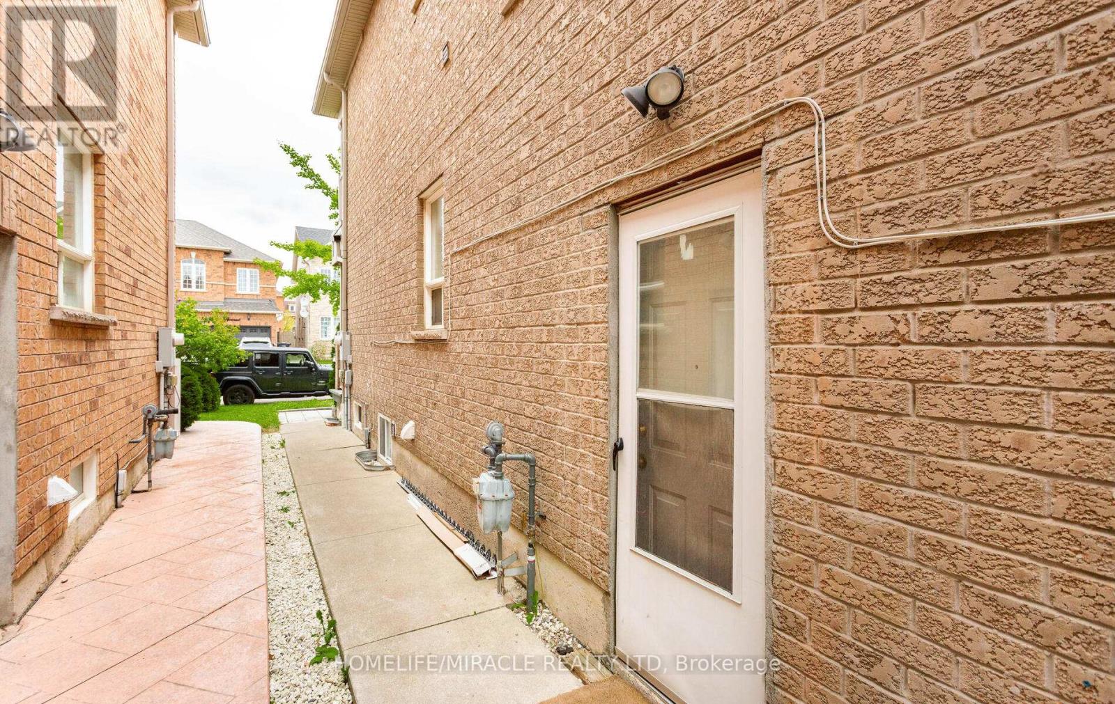 20 Atira Avenue, Brampton, Ontario  L7A 3T3 - Photo 46 - W12452866