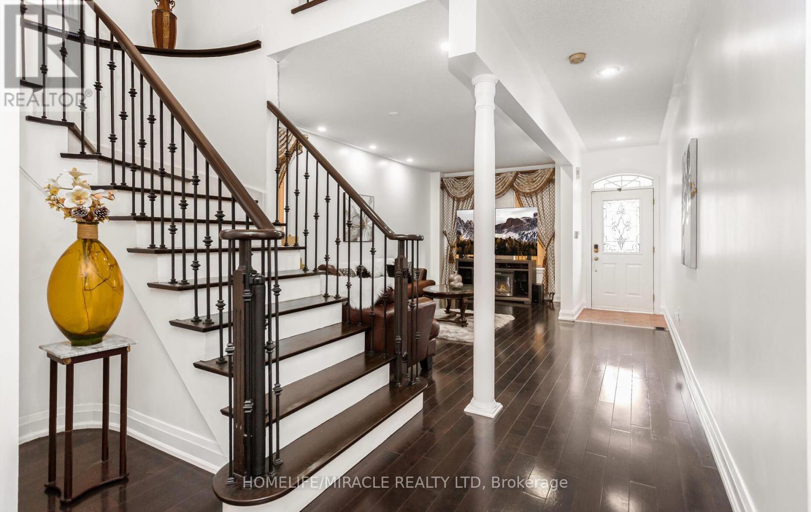 20 Atira Avenue, Brampton, Ontario  L7A 3T3 - Photo 8 - W12452866