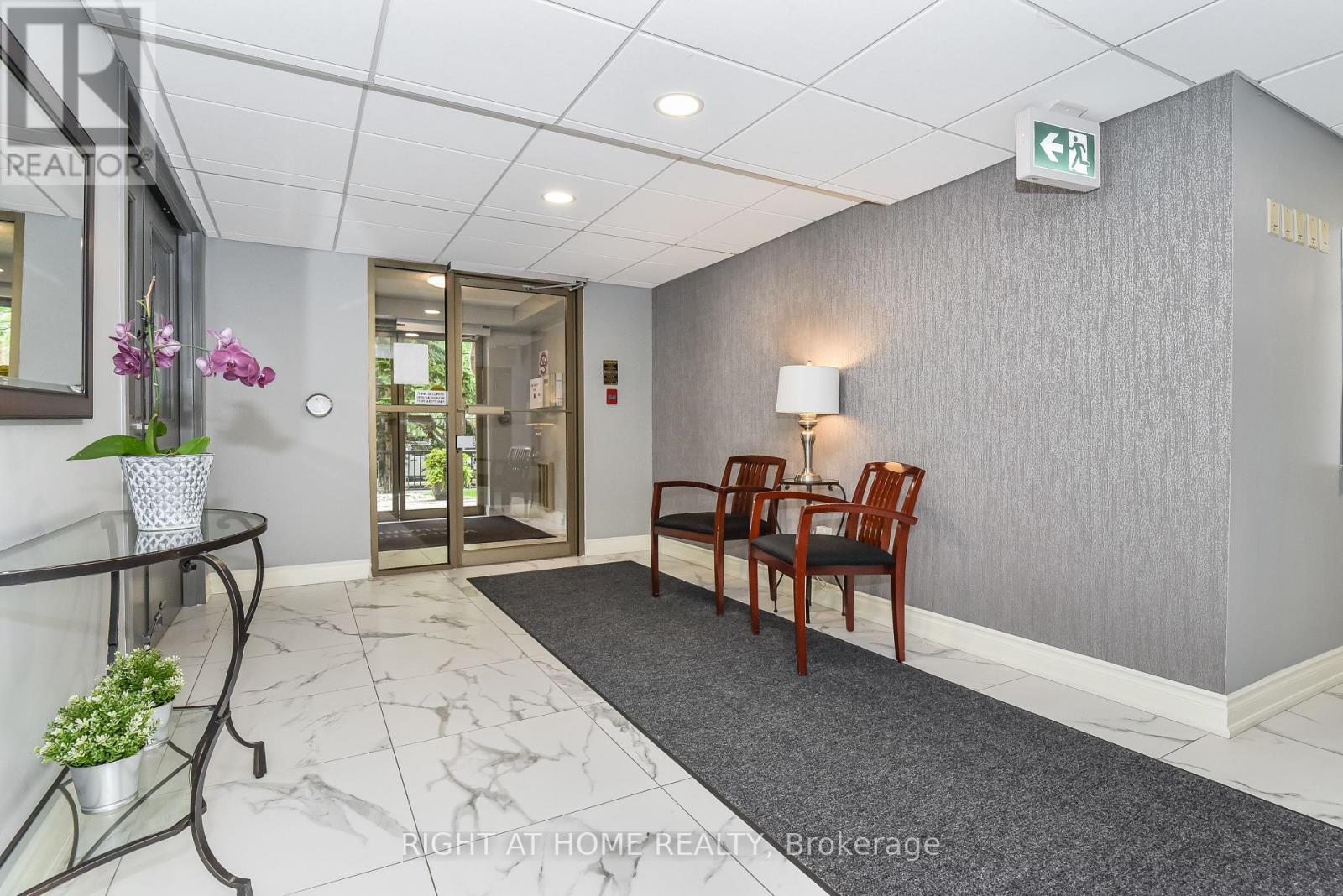 404 - 3499 Upper Middle Road, Burlington, Ontario  L7M 4M7 - Photo 2 - W12452918