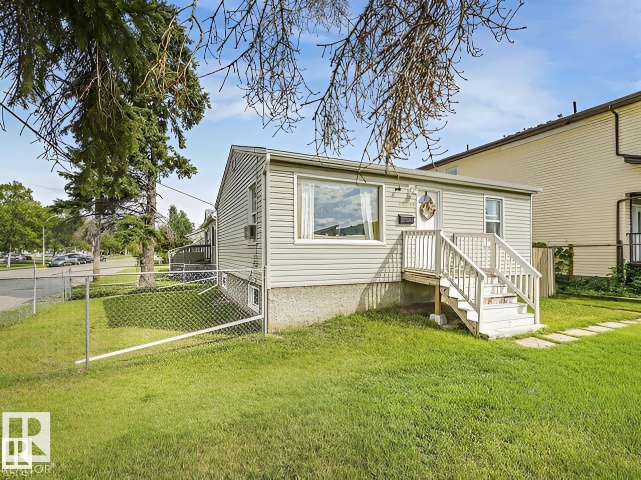 10345 159 St Nw, Edmonton, Alberta  T5P 3A5 - Photo 2 - E4461377