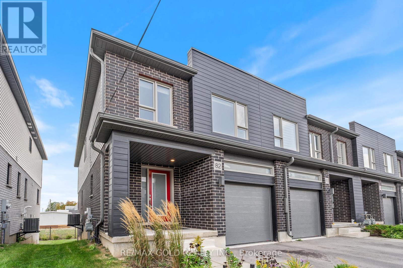 82 Pony Way, Kitchener, Ontario  N2R 0R2 - Photo 4 - X12452896