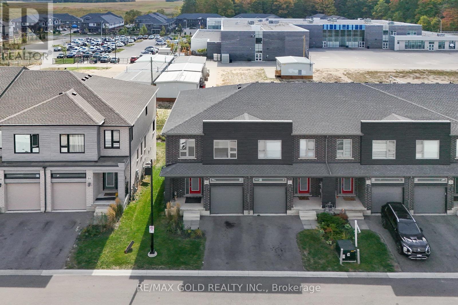 82 Pony Way, Kitchener, Ontario  N2R 0R2 - Photo 5 - X12452896