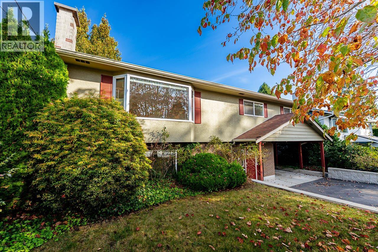 5225 Kincaid Street, Burnaby, British Columbia  V5G 1W1 - Photo 2 - R3056850