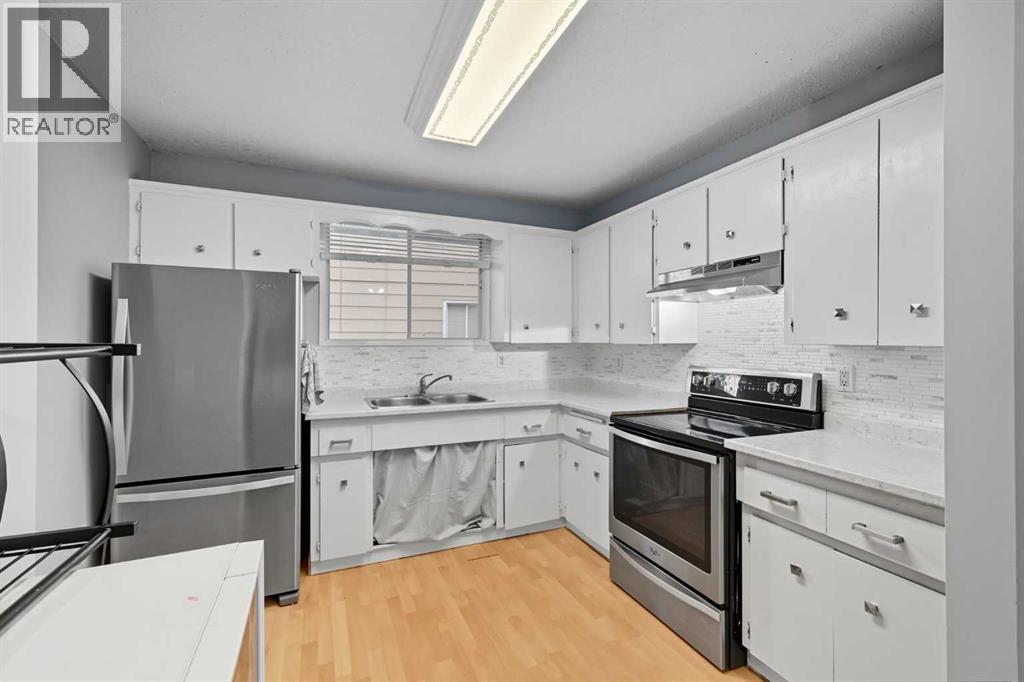 1137 Berkley Drive Nw, Calgary, Alberta  T3K 1S6 - Photo 4 - A2253062
