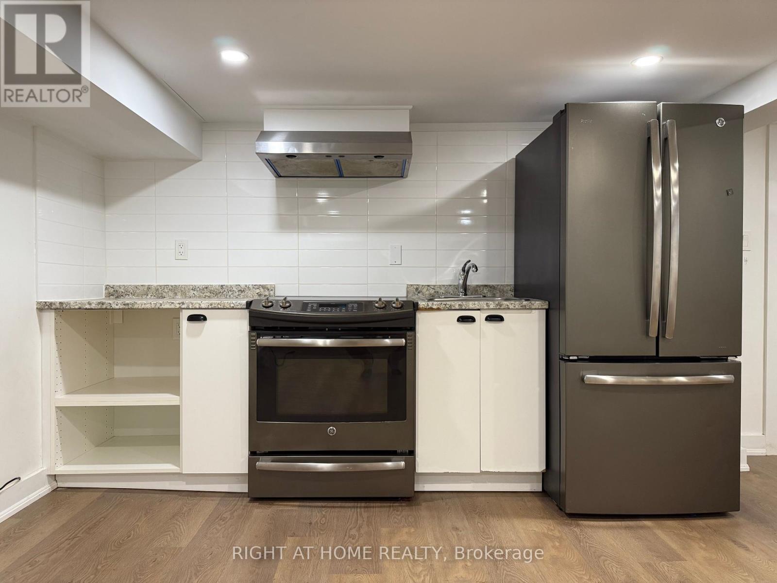 LOWER - 22 GLENSIDE AVENUE, Toronto, Ontario