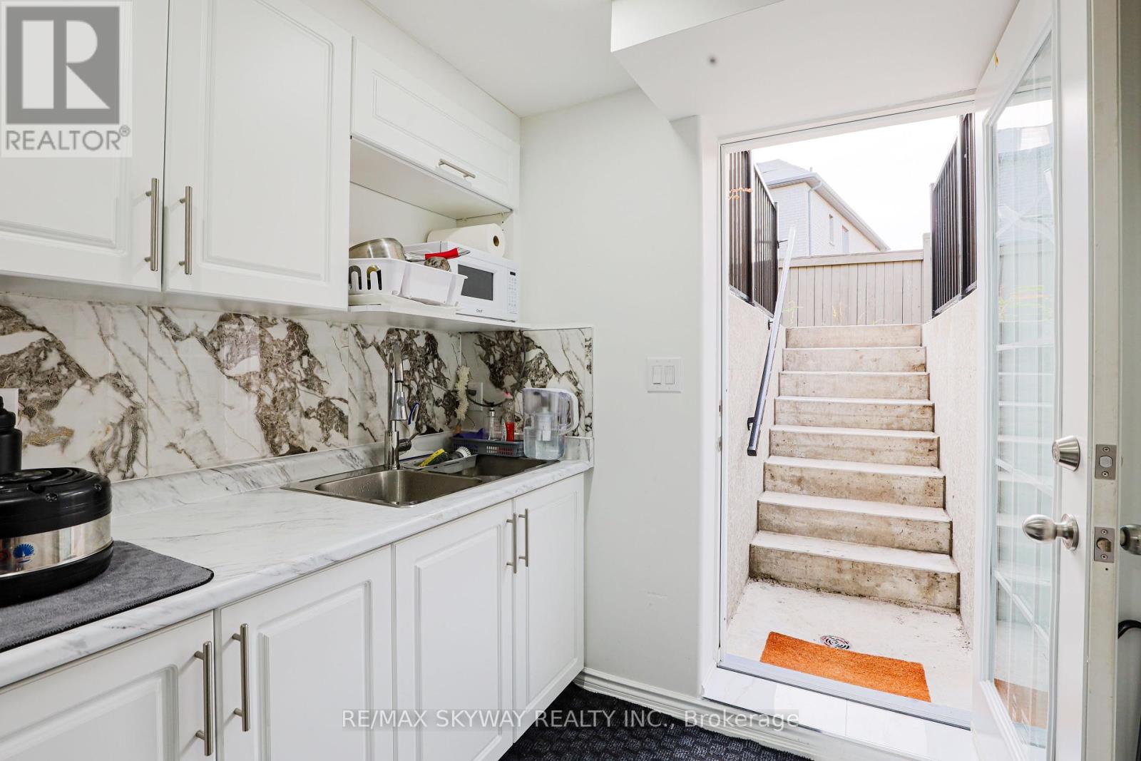 379 Valleyway Drive, Brampton, Ontario  L6X 5S7 - Photo 30 - W12452509