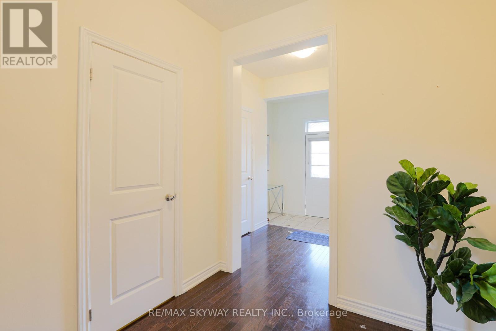 379 Valleyway Drive, Brampton, Ontario  L6X 5S7 - Photo 7 - W12452509
