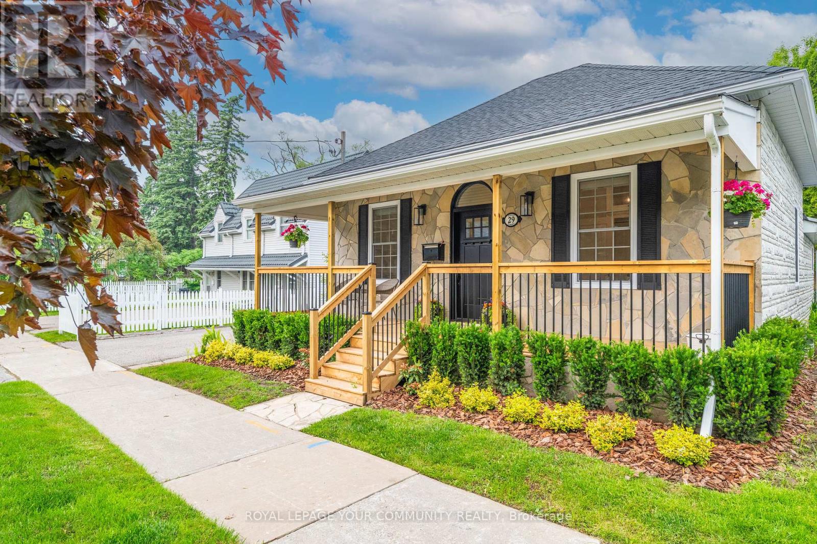 29 WELLS STREET, Aurora, Ontario