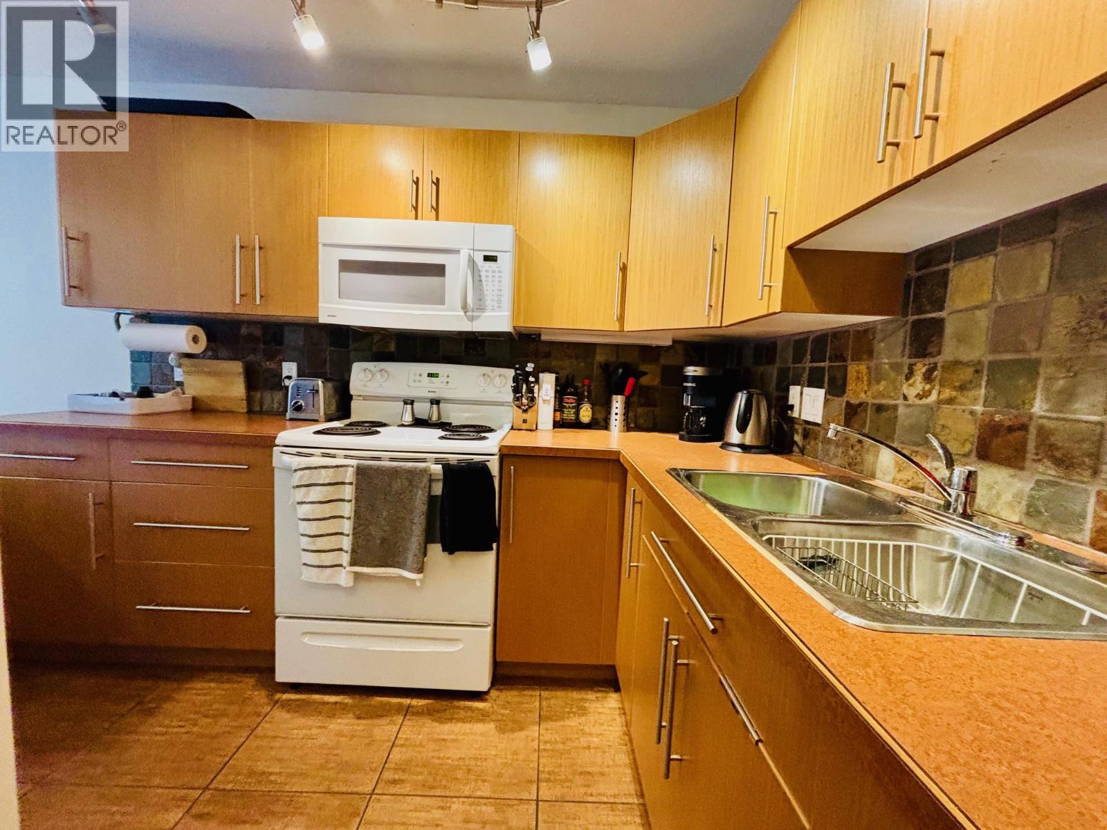 800 Mackenzie Avenue Unit# 102, Revelstoke, British Columbia  V0E 2S0 - Photo 2 - 10365304