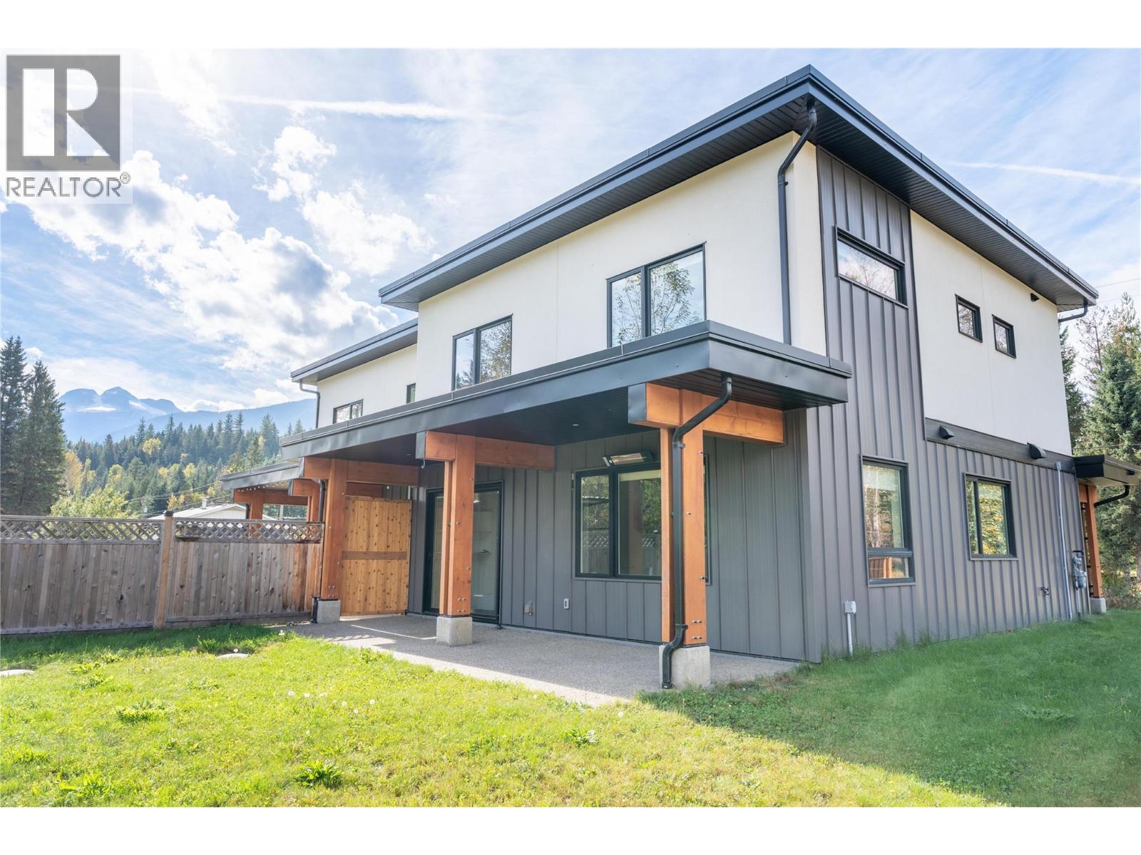 970 Begbie Road, Revelstoke, British Columbia  V0E 3K0 - Photo 3 - 10365345