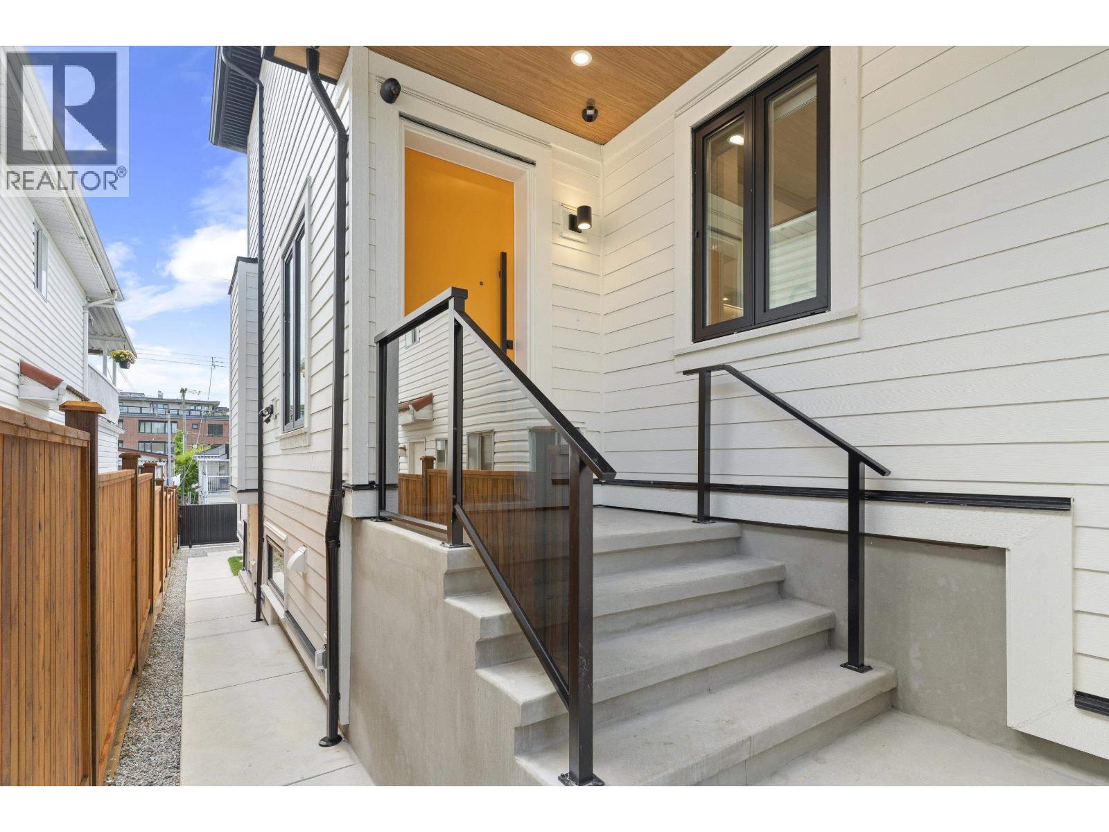 2 4257 Beatrice Street, Vancouver, British Columbia  V5N 4H9 - Photo 3 - R3056855