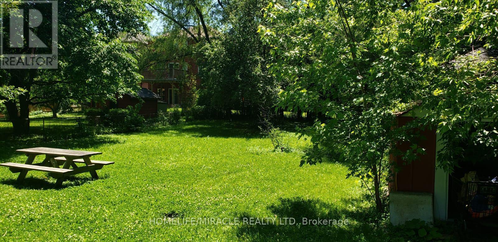 256 Hillside Drive, Mississauga, Ontario  L5M 1G5 - Photo 2 - W12452944