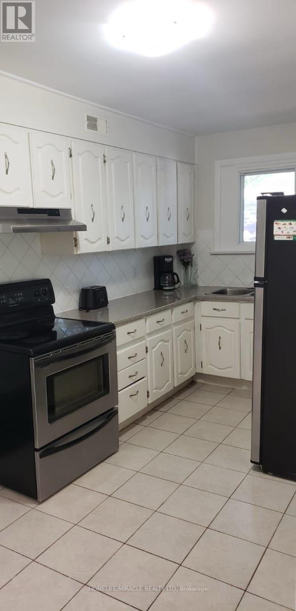 256 Hillside Drive, Mississauga, Ontario  L5M 1G5 - Photo 3 - W12452944