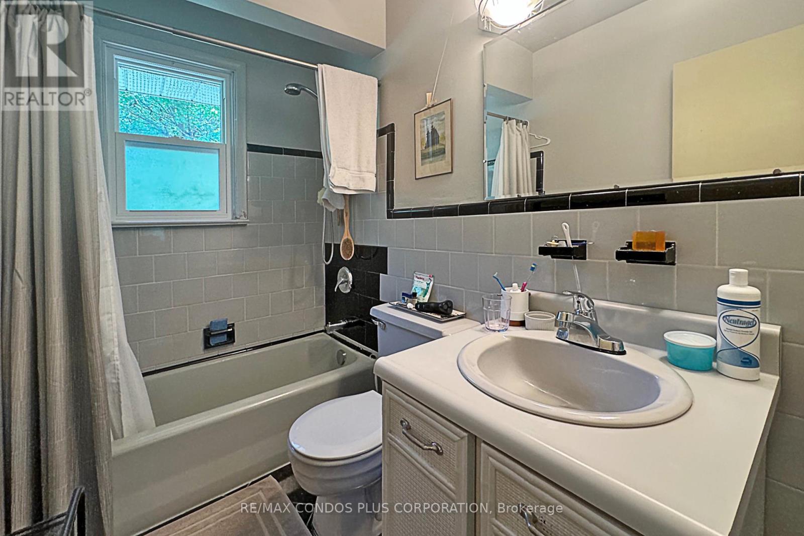 2004 Hartland Drive, Mississauga, Ontario  L5J 1M6 - Photo 11 - W12452950