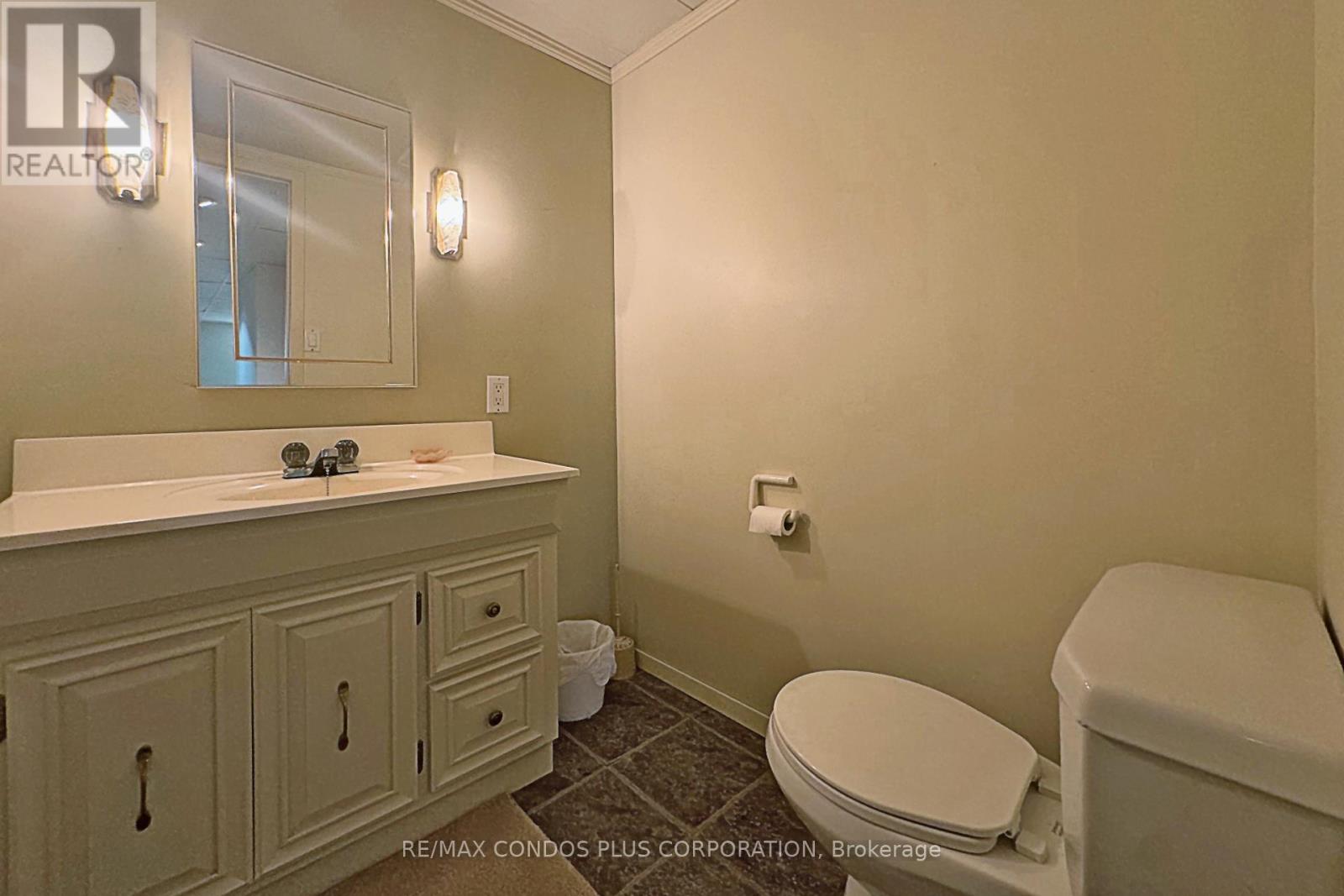 2004 Hartland Drive, Mississauga, Ontario  L5J 1M6 - Photo 16 - W12452950