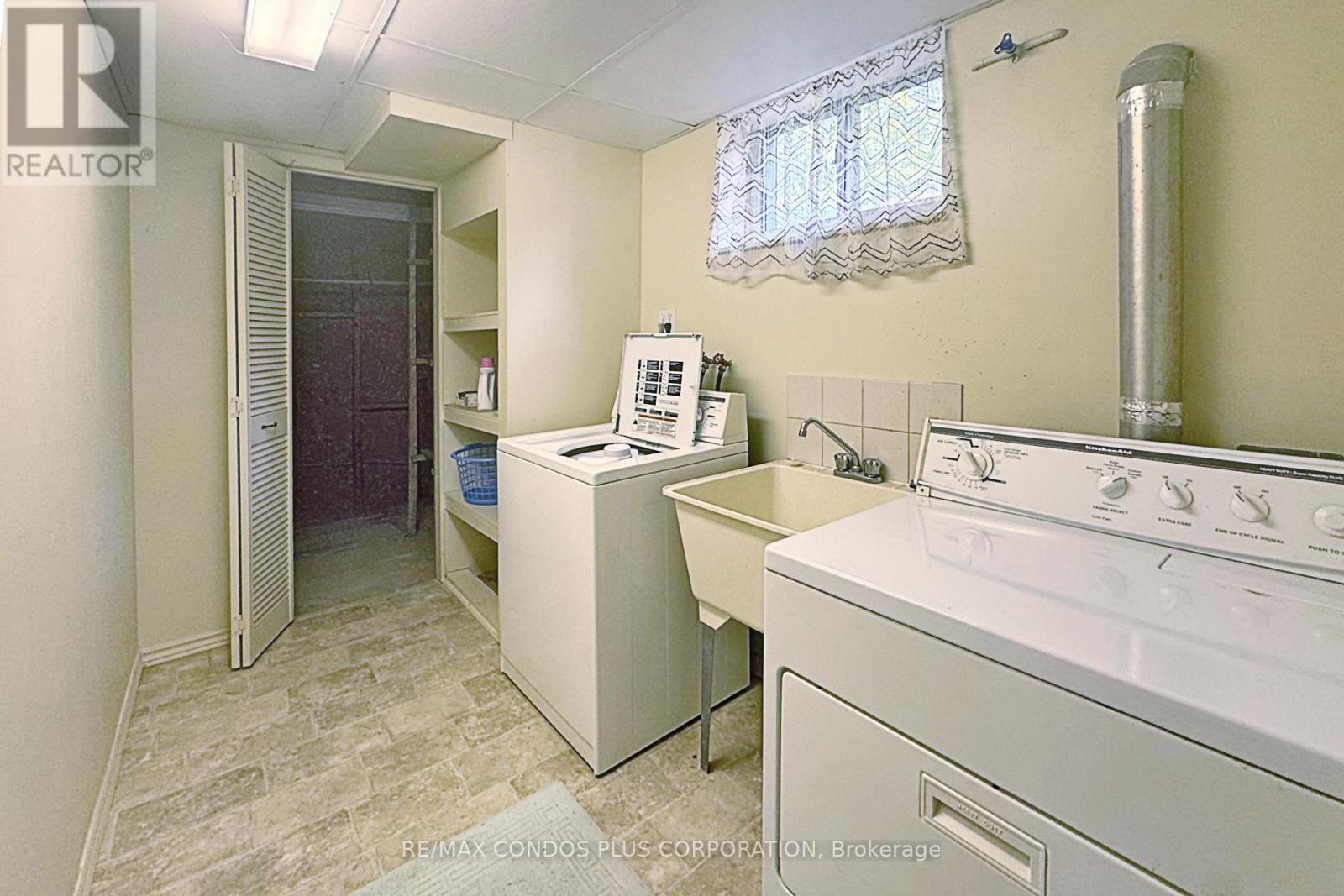 2004 Hartland Drive, Mississauga, Ontario  L5J 1M6 - Photo 17 - W12452950