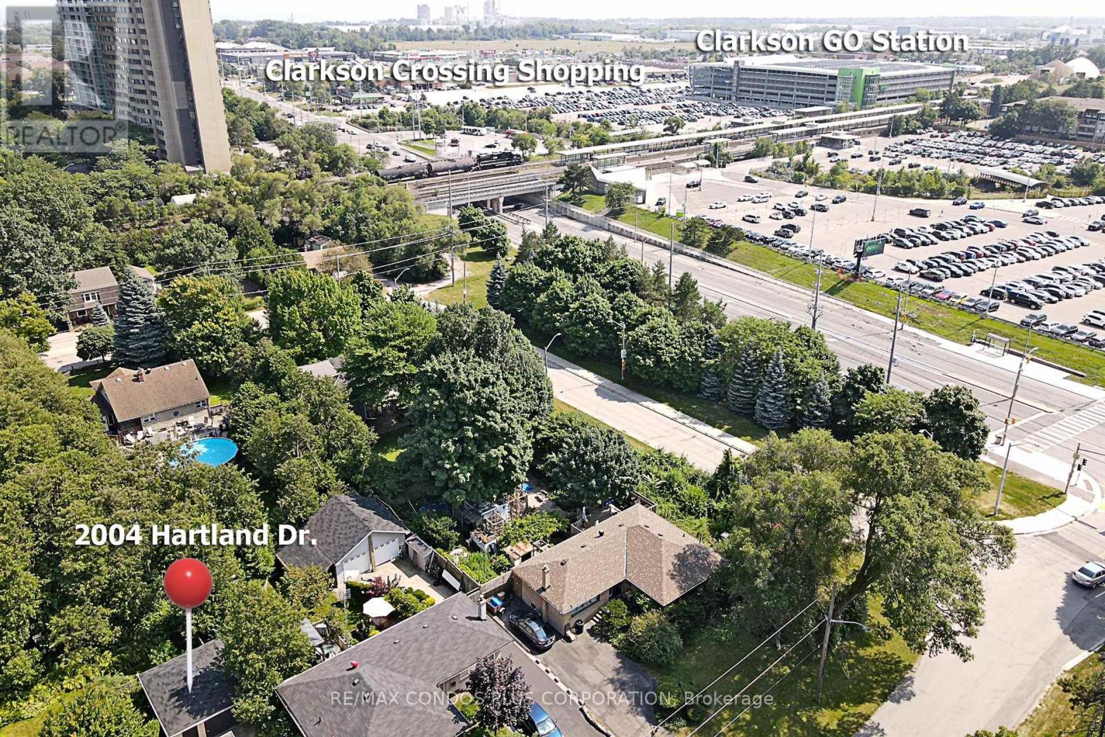 2004 Hartland Drive, Mississauga, Ontario  L5J 1M6 - Photo 2 - W12452950