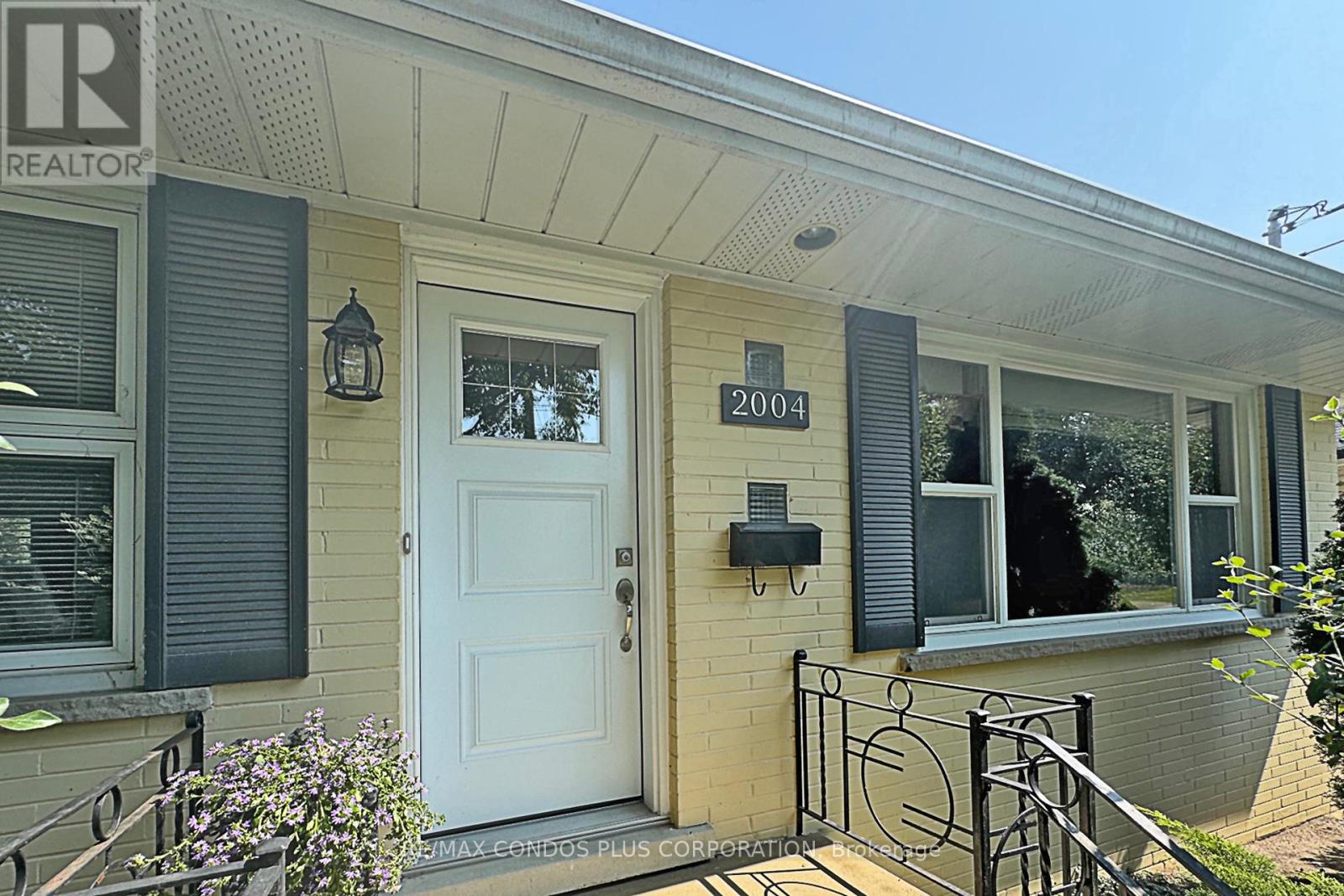 2004 Hartland Drive, Mississauga, Ontario  L5J 1M6 - Photo 4 - W12452950