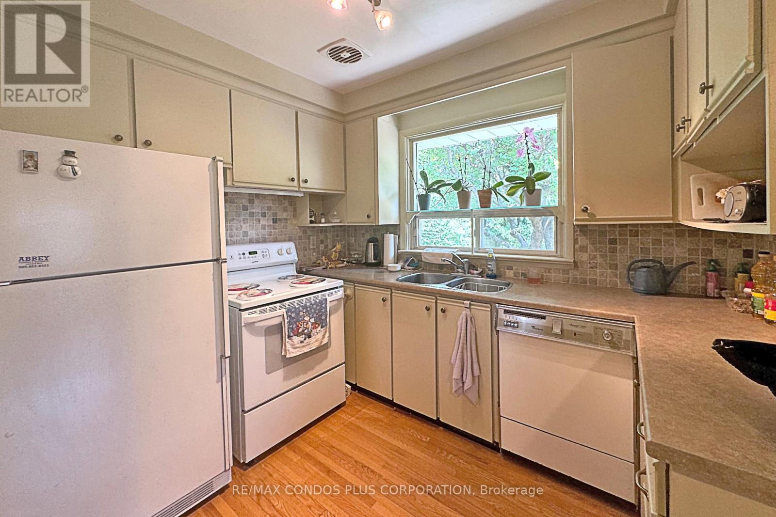 2004 Hartland Drive, Mississauga, Ontario  L5J 1M6 - Photo 6 - W12452950
