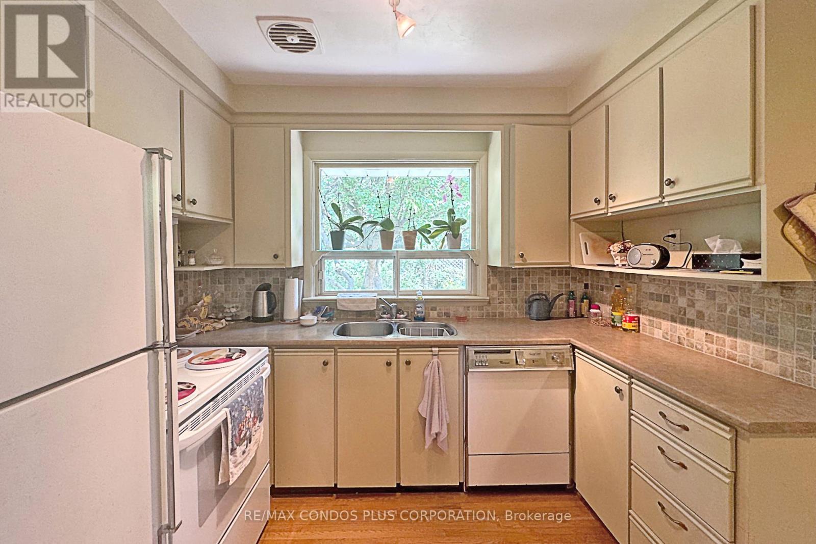 2004 Hartland Drive, Mississauga, Ontario  L5J 1M6 - Photo 7 - W12452950