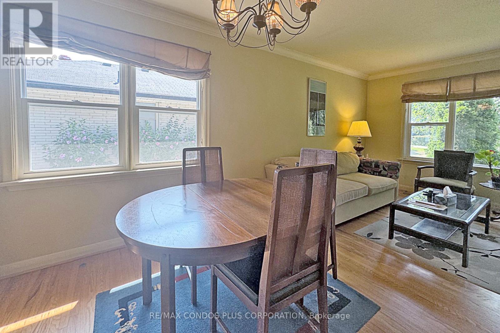 2004 Hartland Drive, Mississauga, Ontario  L5J 1M6 - Photo 8 - W12452950
