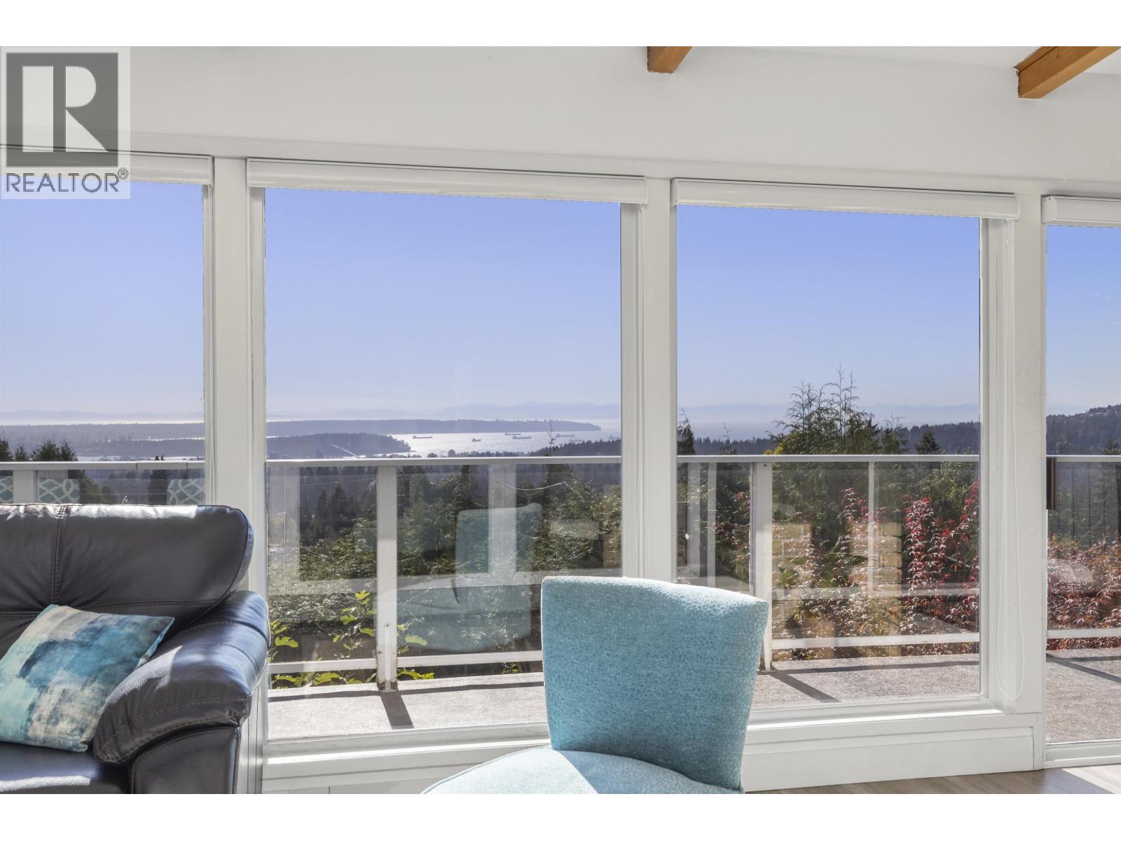 637 Alpine Court, North Vancouver, British Columbia  V7R 2L7 - Photo 2 - R3056813