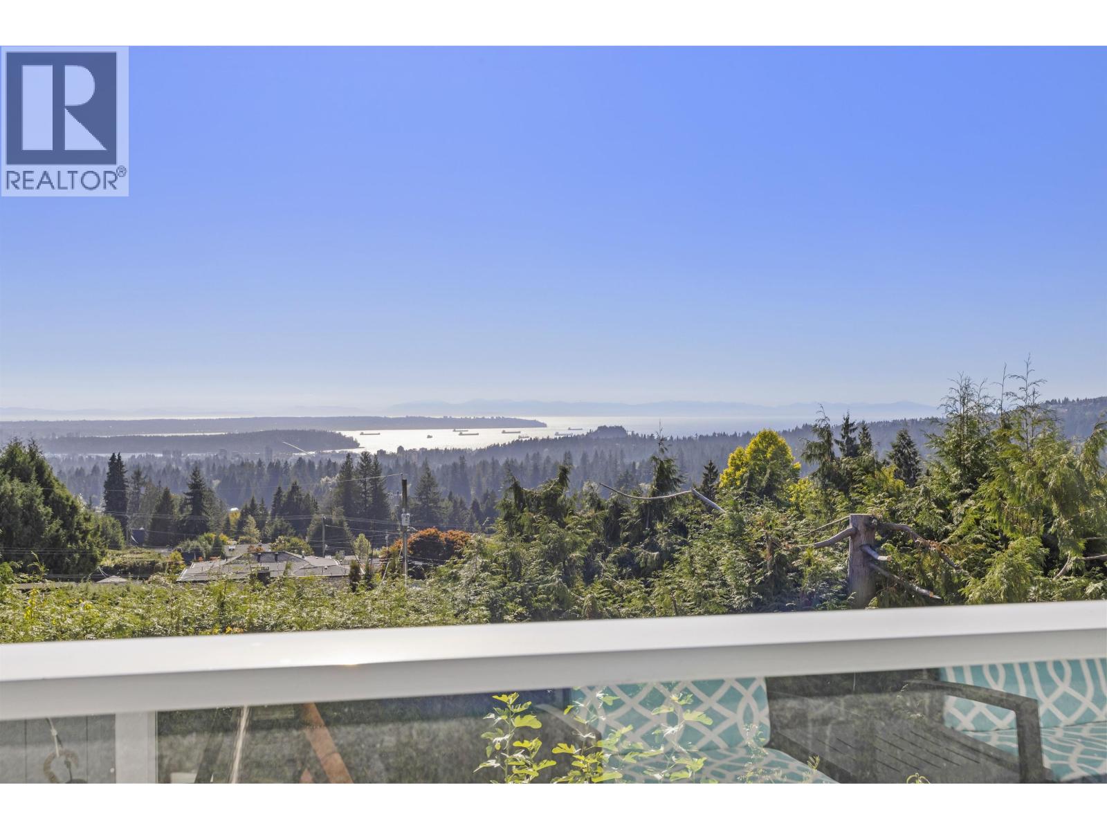 637 Alpine Court, North Vancouver, British Columbia  V7R 2L7 - Photo 3 - R3056813