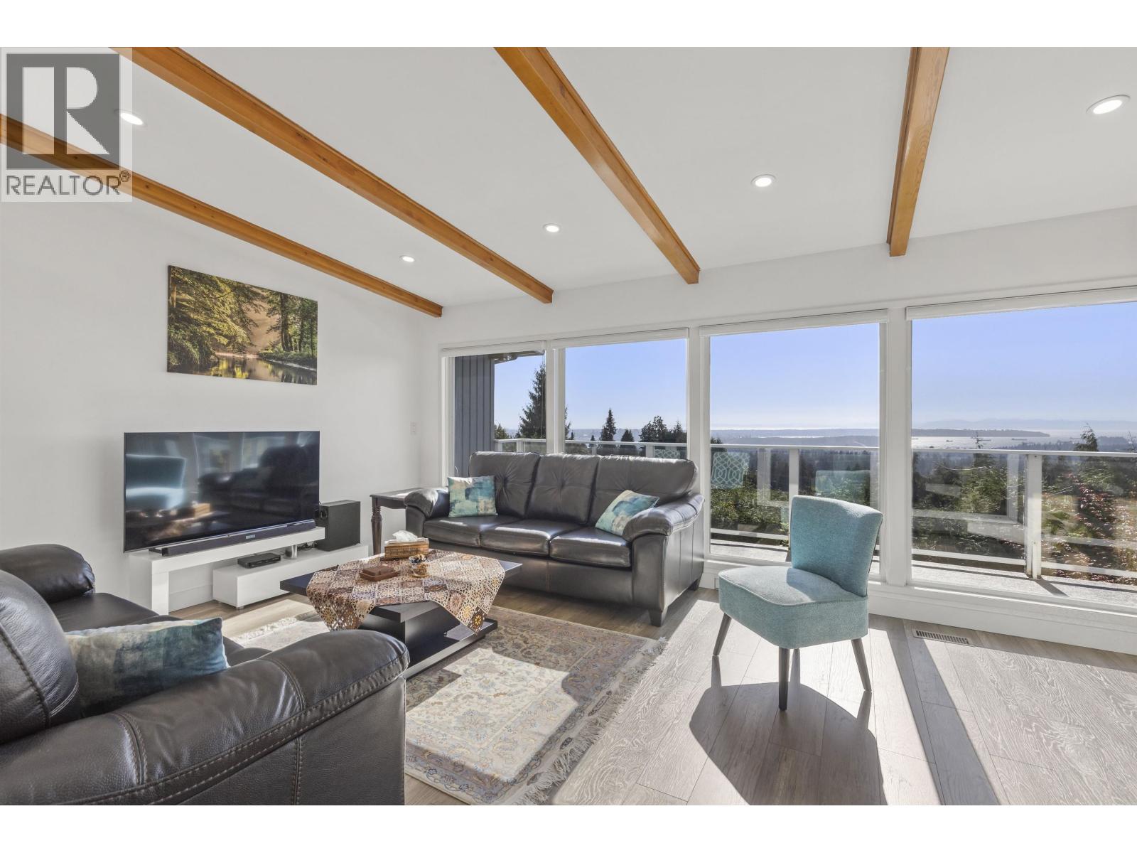 637 Alpine Court, North Vancouver, British Columbia  V7R 2L7 - Photo 8 - R3056813