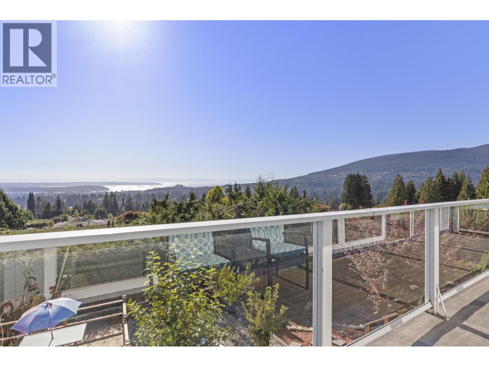 637 Alpine Court, North Vancouver, British Columbia  V7R 2L7 - Photo 4 - R3056813