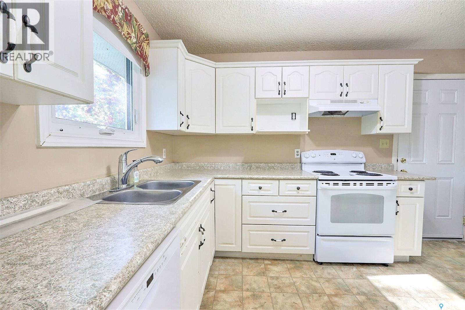 165 Macdowall Crescent, Prince Albert, Saskatchewan  S6V 6N4 - Photo 2 - SK020322