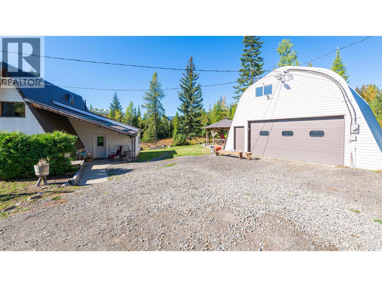 7698 3 Highway, Yahk, British Columbia  V0B 2P0 - Photo 10 - 10365419