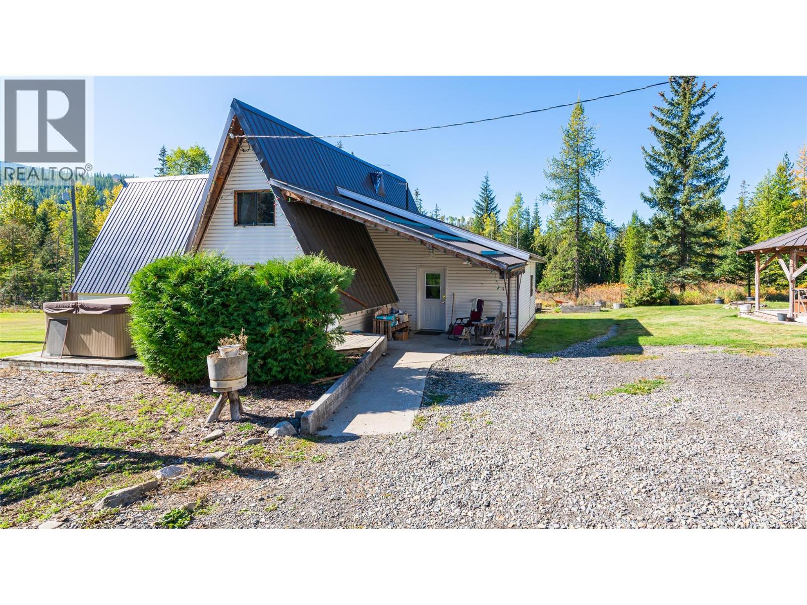7698 3 Highway, Yahk, British Columbia  V0B 2P0 - Photo 11 - 10365419