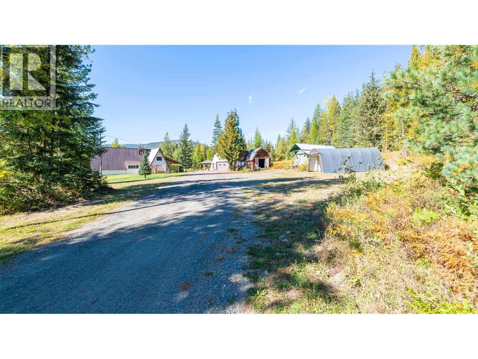 7698 3 Highway, Yahk, British Columbia  V0B 2P0 - Photo 6 - 10365419
