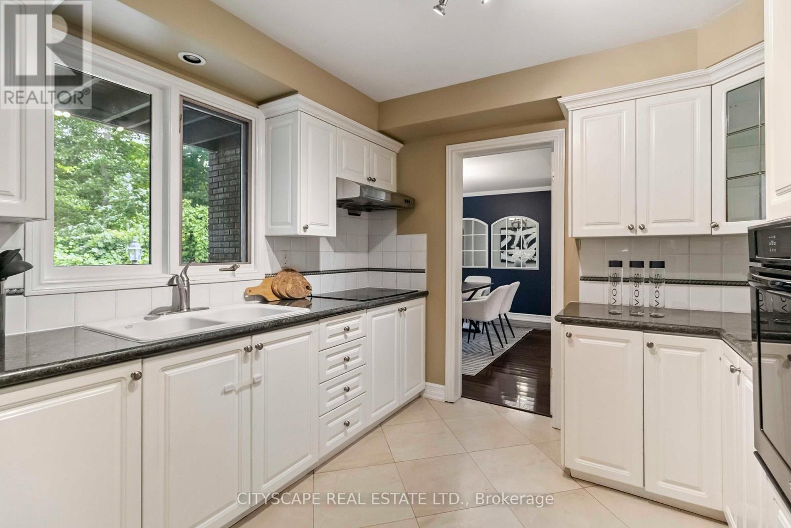 1836 Friar Tuck Court, Mississauga, Ontario  L5K 2L4 - Photo 11 - W12453002