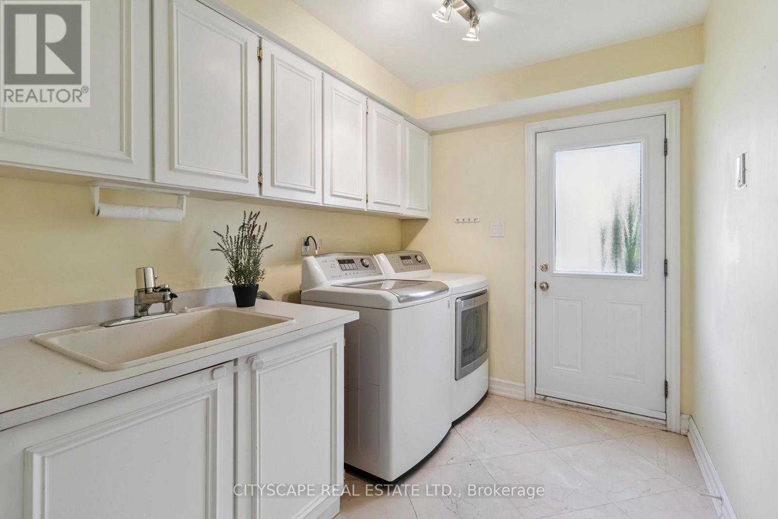 1836 Friar Tuck Court, Mississauga, Ontario  L5K 2L4 - Photo 14 - W12453002