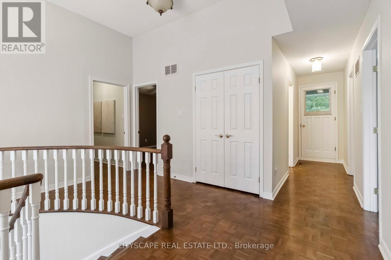 1836 Friar Tuck Court, Mississauga, Ontario  L5K 2L4 - Photo 15 - W12453002
