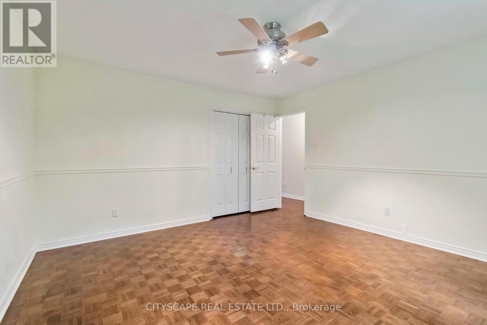 1836 Friar Tuck Court, Mississauga, Ontario  L5K 2L4 - Photo 17 - W12453002