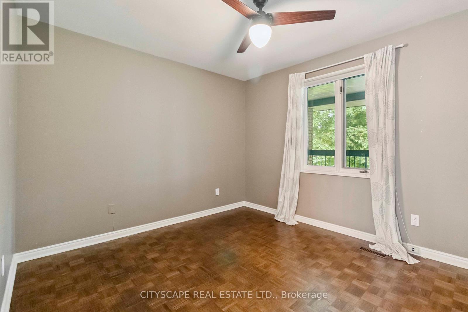 1836 Friar Tuck Court, Mississauga, Ontario  L5K 2L4 - Photo 18 - W12453002
