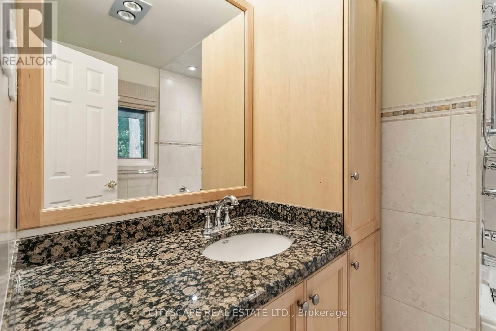 1836 Friar Tuck Court, Mississauga, Ontario  L5K 2L4 - Photo 20 - W12453002