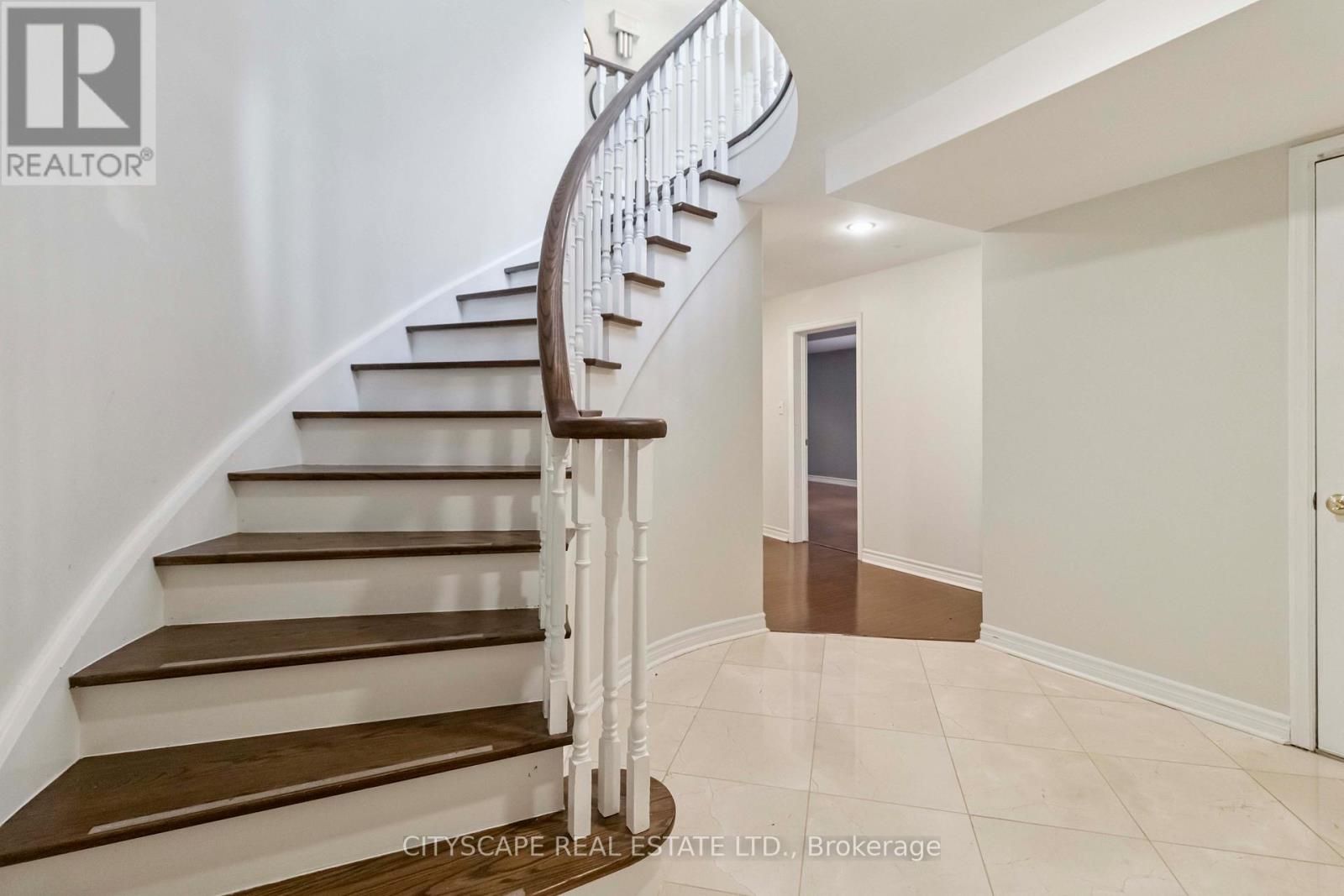 1836 Friar Tuck Court, Mississauga, Ontario  L5K 2L4 - Photo 21 - W12453002