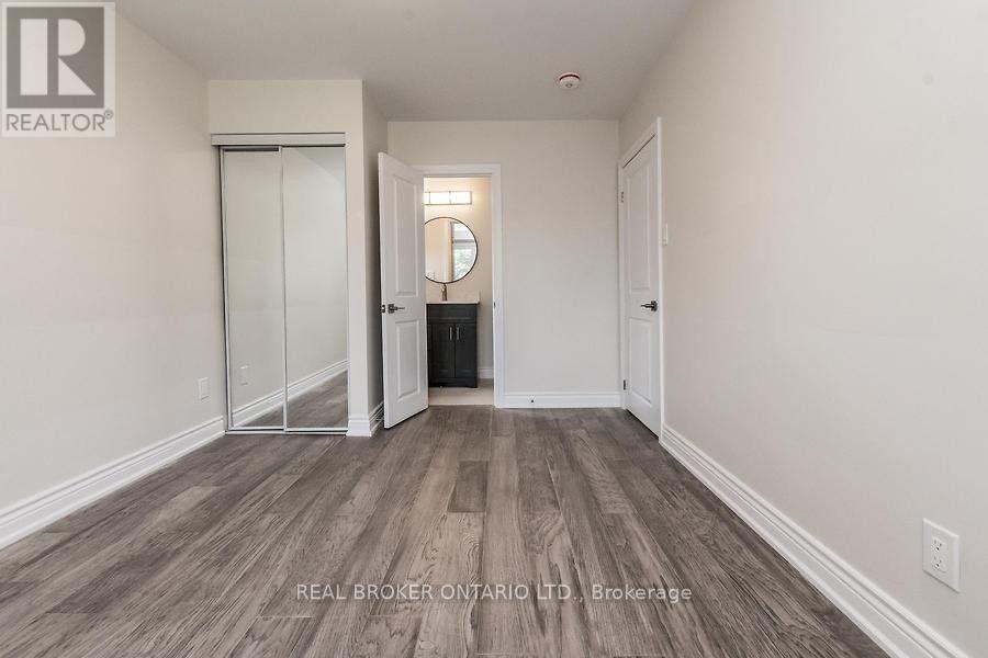 1821 Truscott Drive S, Mississauga, Ontario  L5J 2A1 - Photo 12 - W12453010