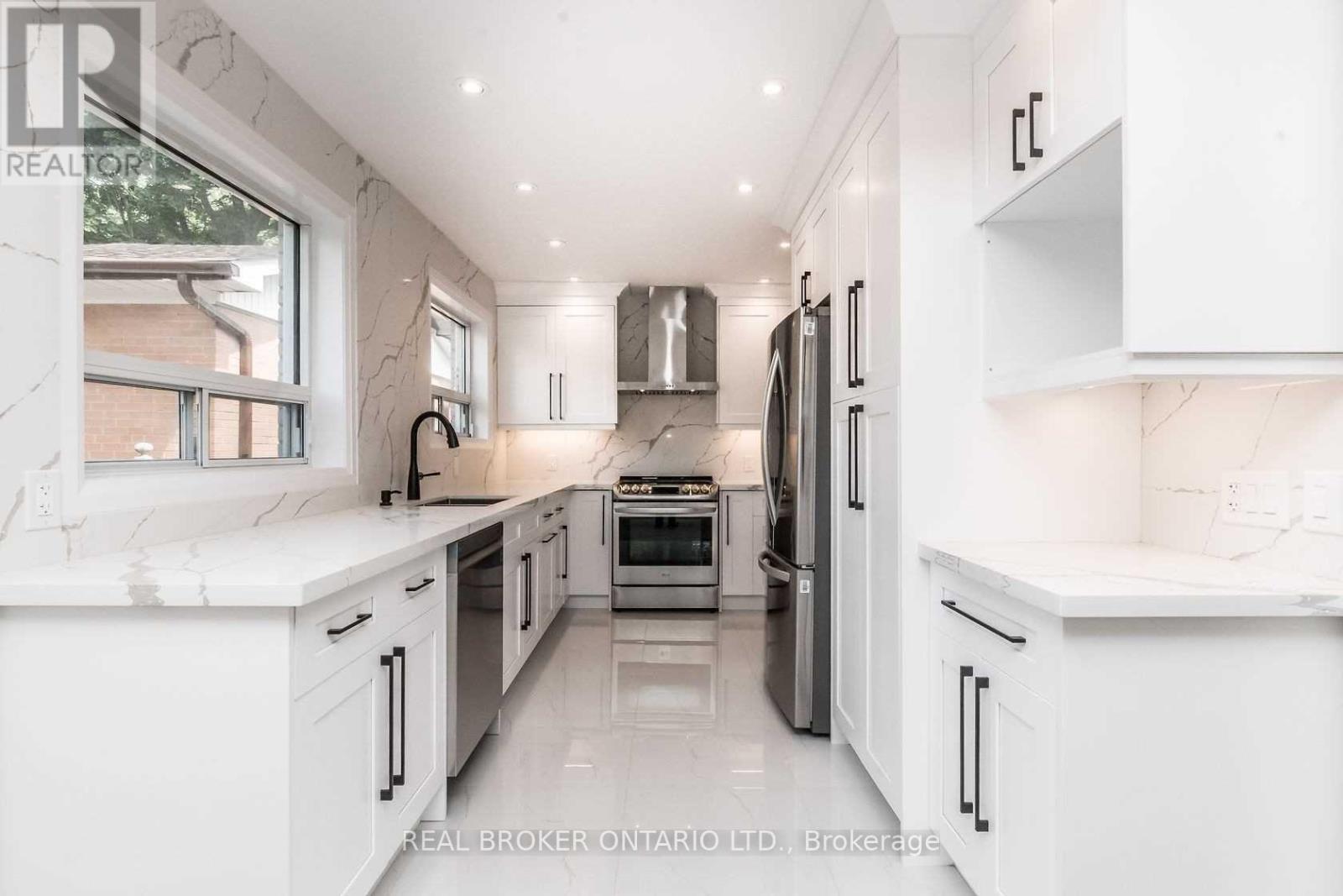 1821 Truscott Drive S, Mississauga, Ontario  L5J 2A1 - Photo 15 - W12453010