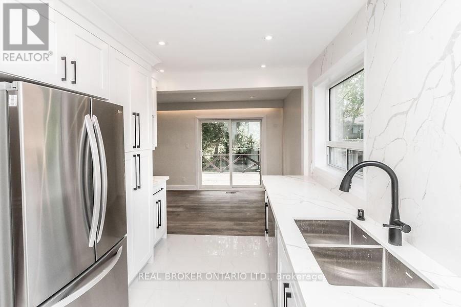 1821 Truscott Drive S, Mississauga, Ontario  L5J 2A1 - Photo 17 - W12453010