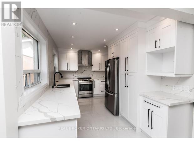 1821 Truscott Drive S, Mississauga, Ontario  L5J 2A1 - Photo 19 - W12453010