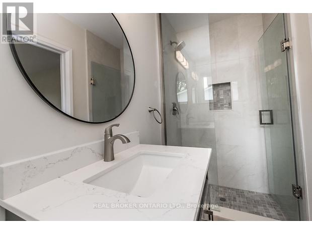 1821 Truscott Drive S, Mississauga, Ontario  L5J 2A1 - Photo 20 - W12453010